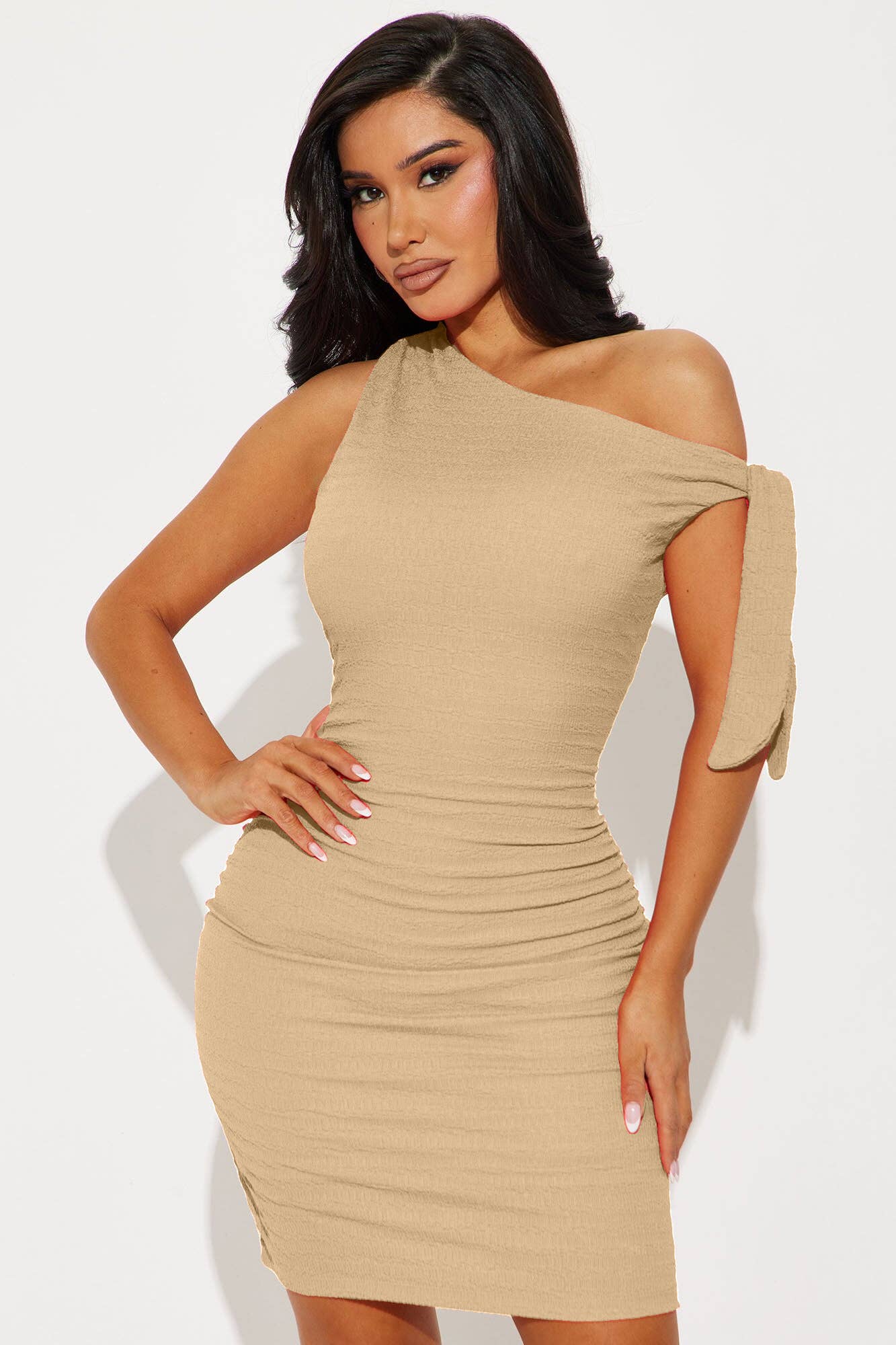 TEXTURED KNOT SHOULDER RUCHED DRESS: Taupe